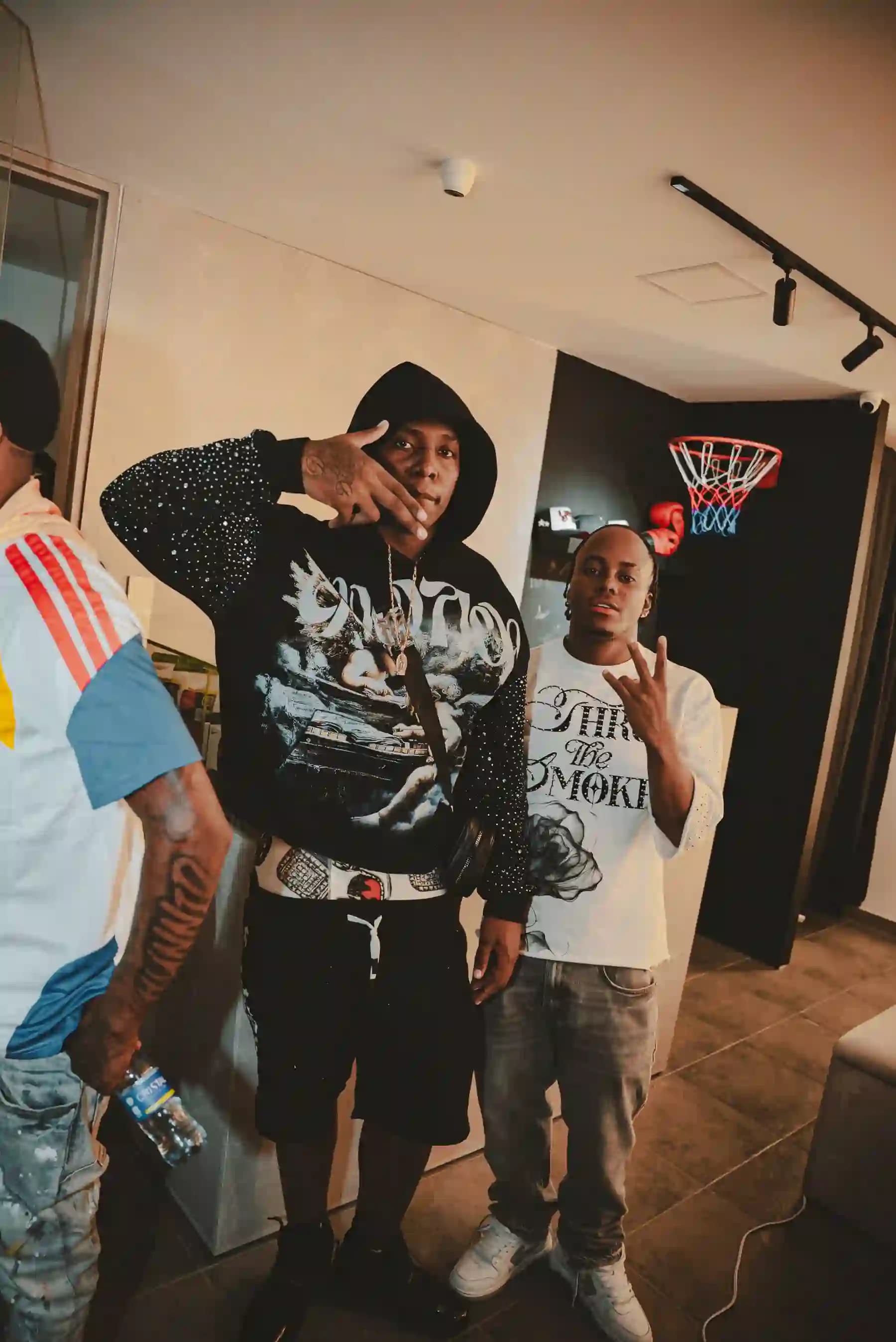 Amigos posando con ropa Drip Town