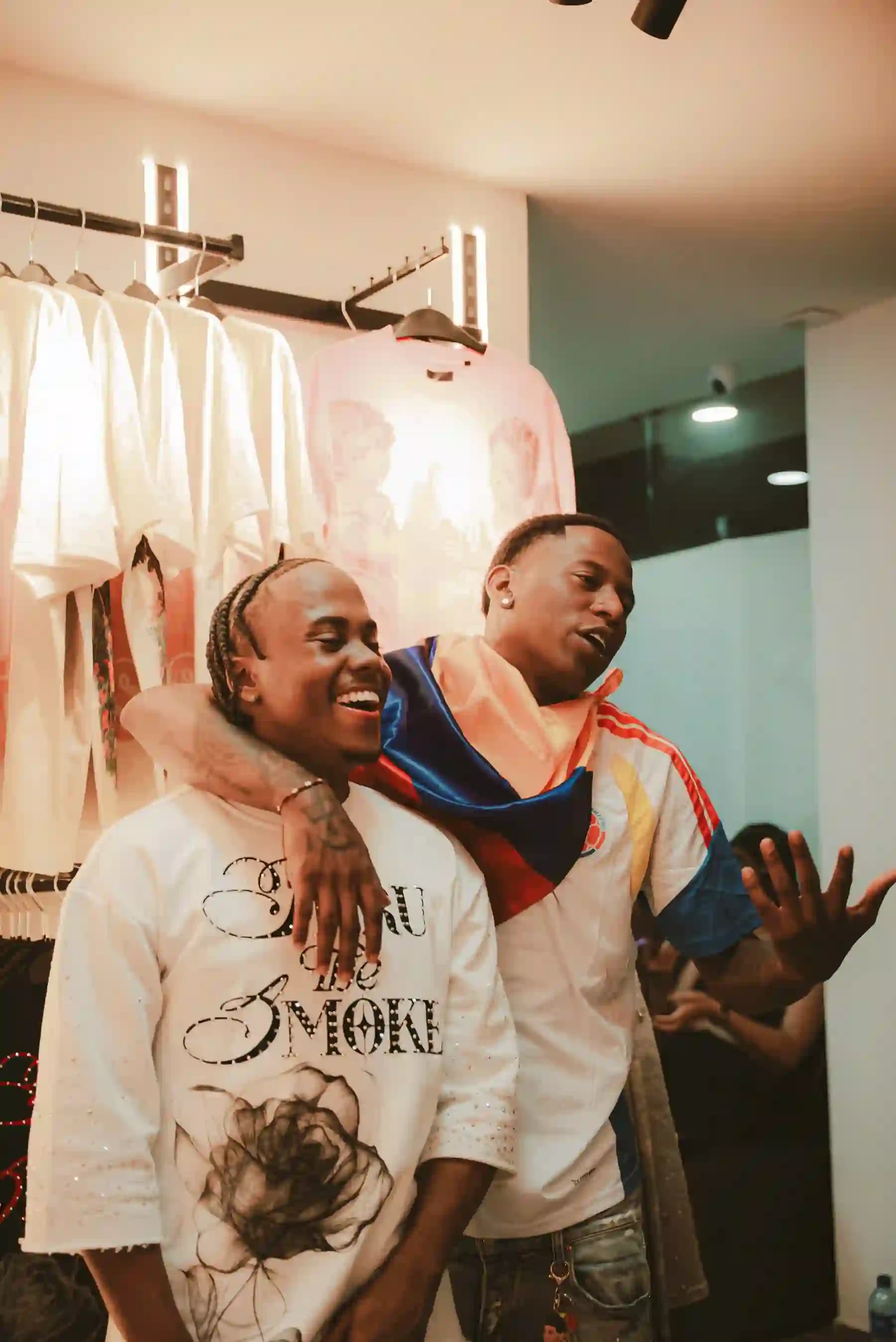 Dos amigos riendo junto a la ropa